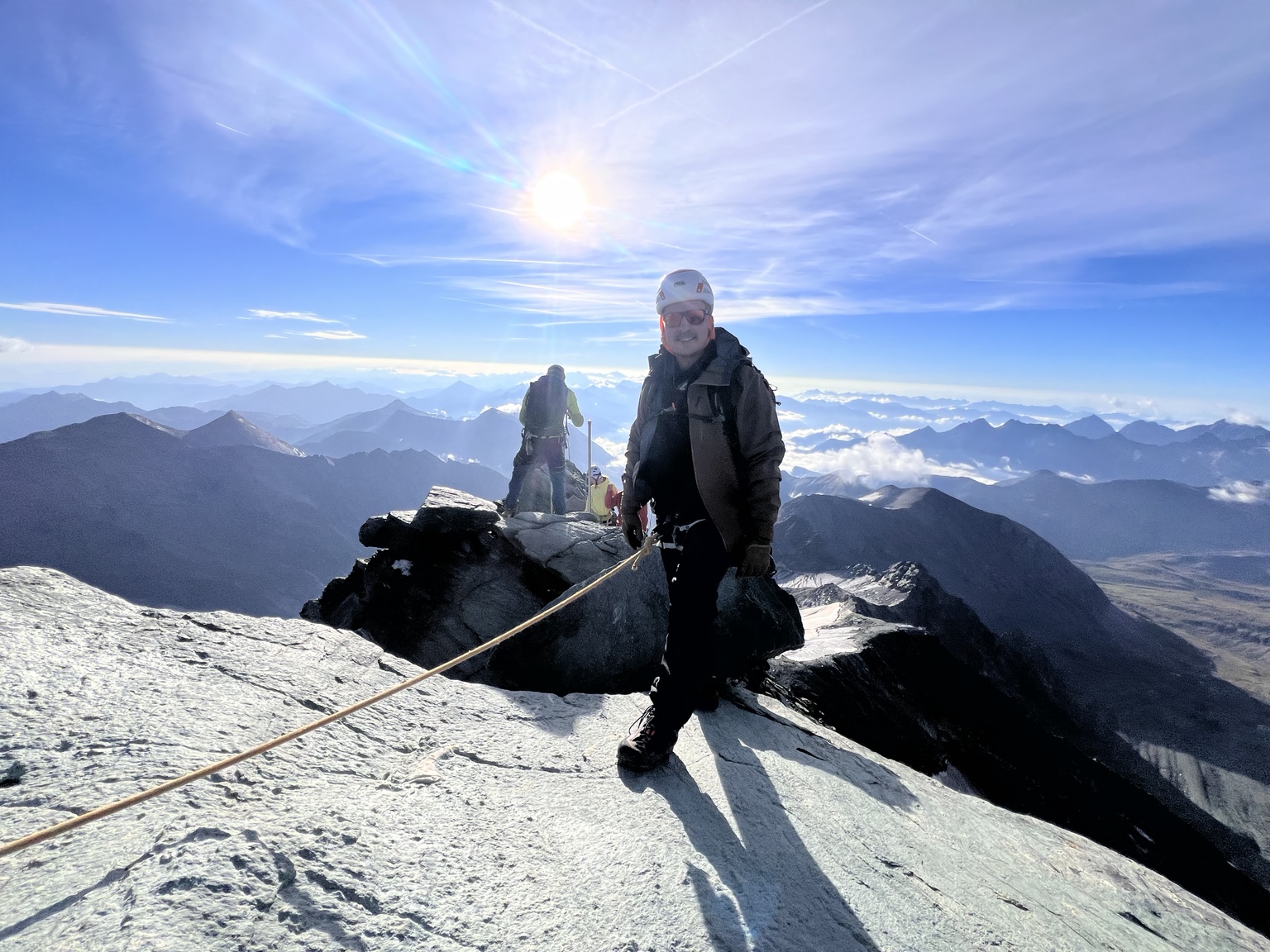 Bergsteiger am verschneiten Gipfel