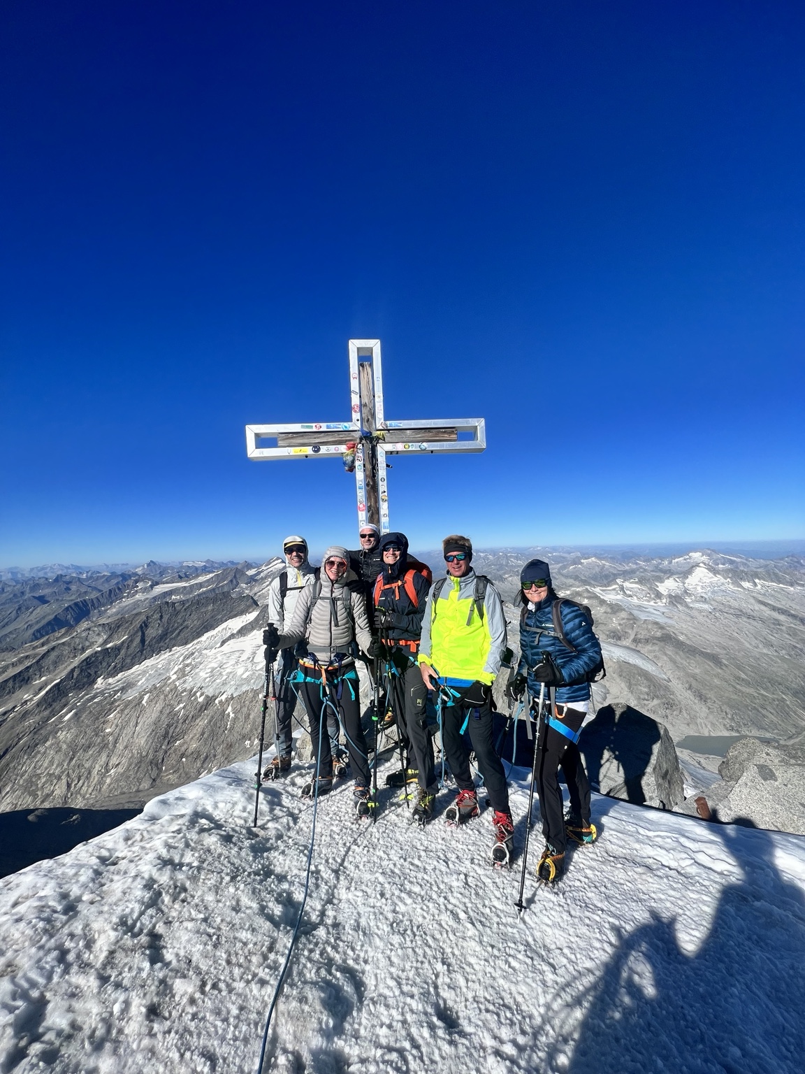 Berggruppe am Gipfelkreuz des Großvenedigers