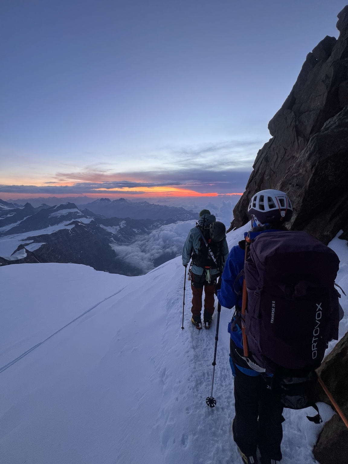 Seilschaft beim Aufstieg im Morgengrauen